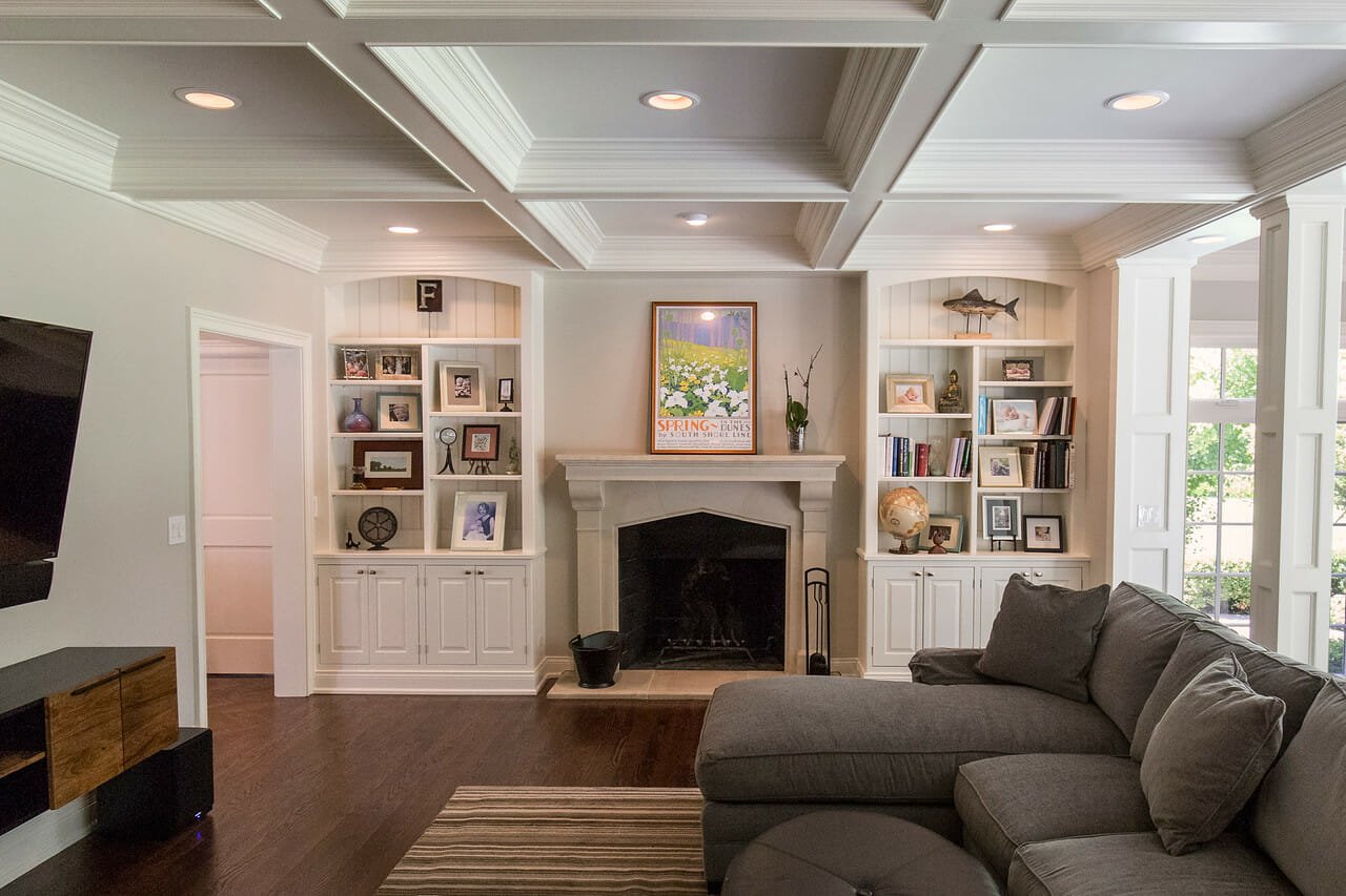 Color pallettes, accents, and shelves, can all help you have a beautiful and luxurious looking living room